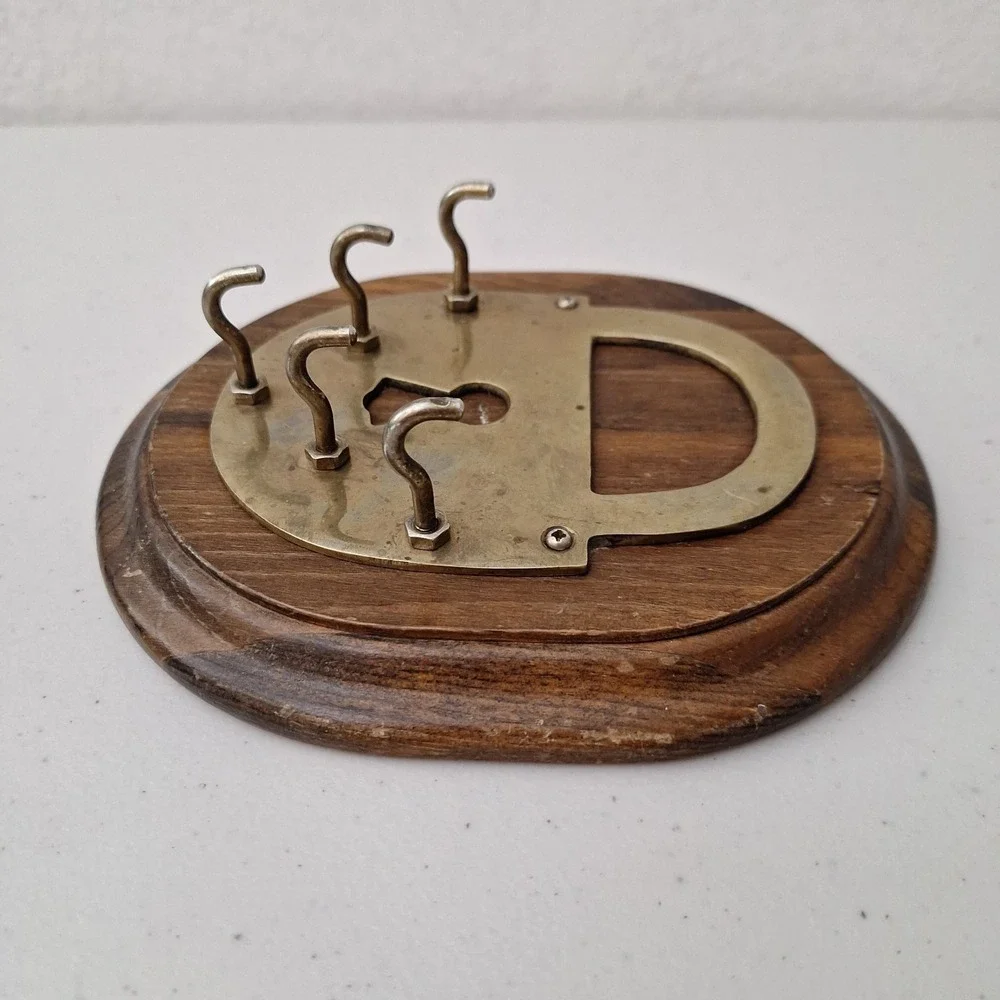 Vintage Brass Padlock Shaped Wall Key Holder Solid Wood Plaque 5 Hooks Hanging